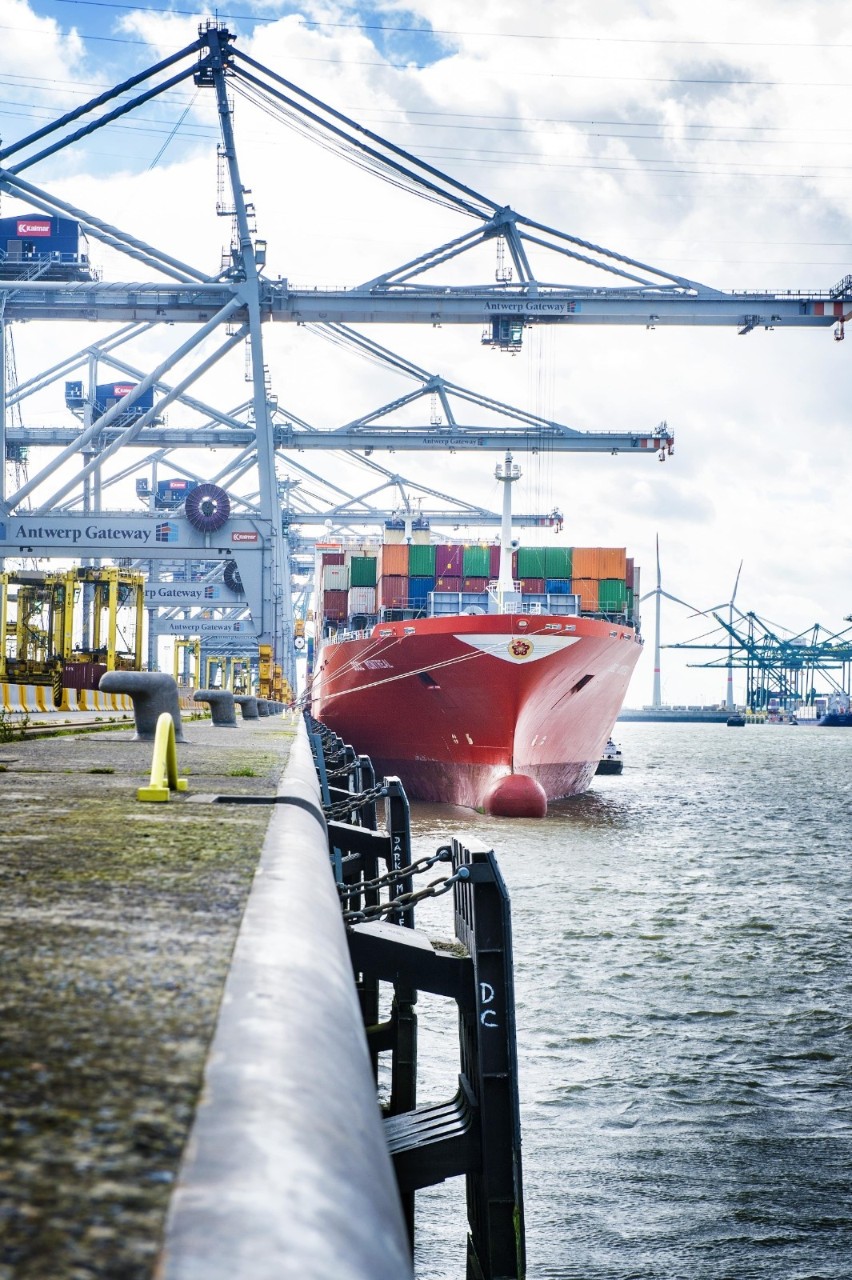 CustmervesseldockedatAntwerpGateway-min